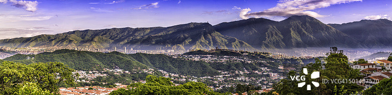 委内瑞拉加拉加斯市鸟瞰全景，背景为阿维拉山图片素材