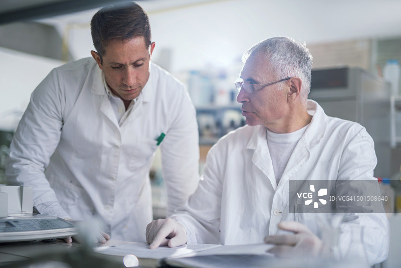 男医生合作研究医疗数据图片素材