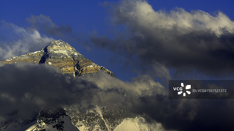 从中国西藏珠穆朗玛峰大本营看珠穆朗玛峰图片素材