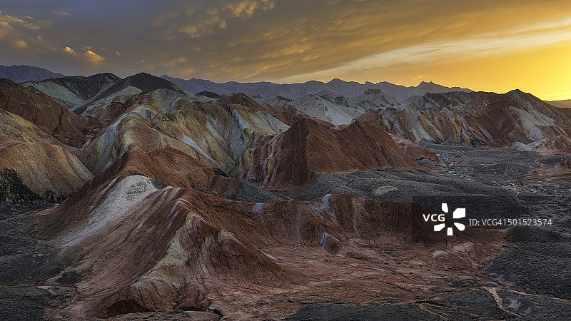 中国甘肃张掖丹霞地貌的彩色山脉图片素材