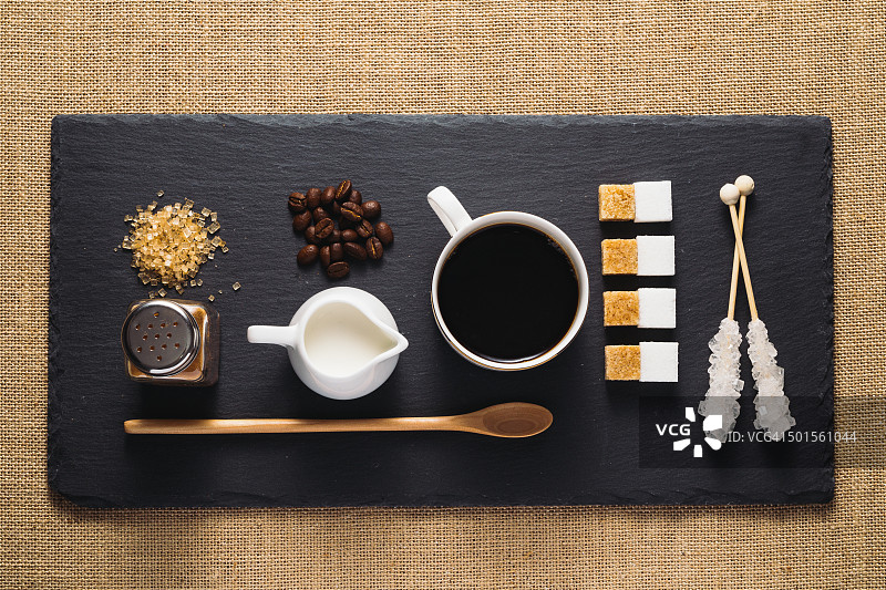 乡村石板托盘上的咖啡、糖和奶油图片素材