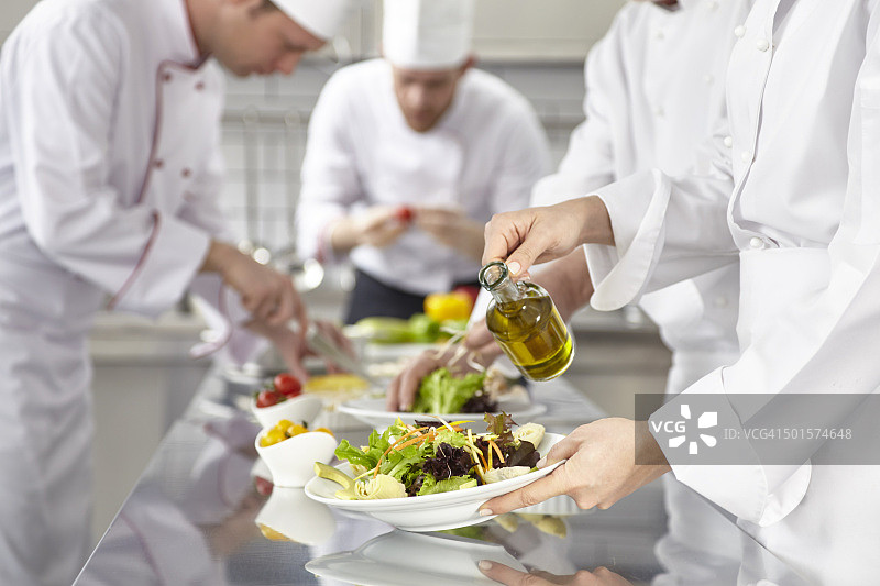 厨师准备沙拉图片素材