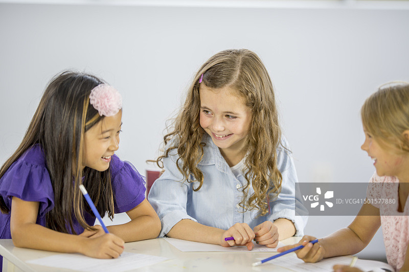 女孩在做写作作业图片素材