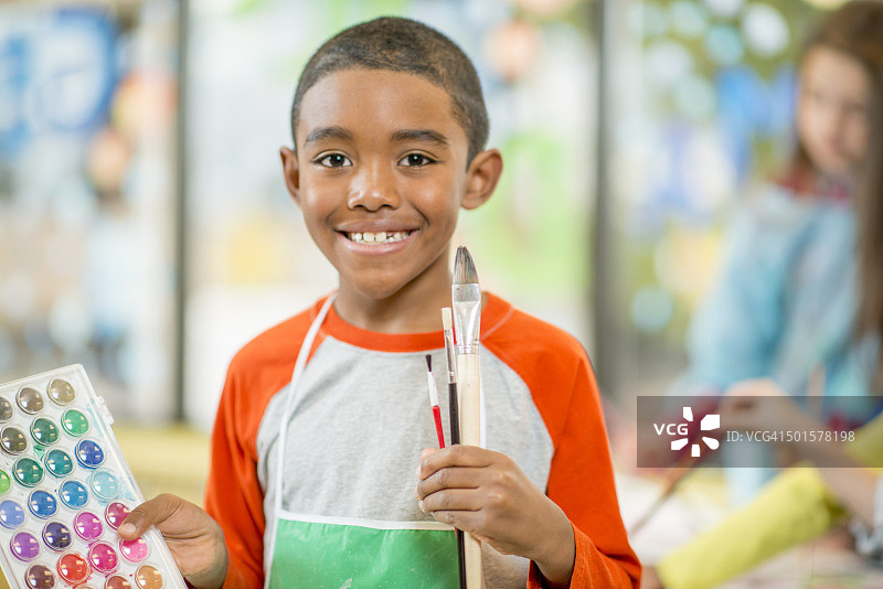 小男孩展示他的颜料图片素材