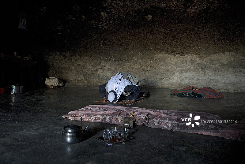 一名巴勒斯坦男子在约旦河西岸希伯伦山南部的洞穴中祈祷图片素材