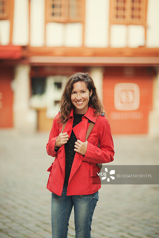 街上笑容甜美的女性图片素材