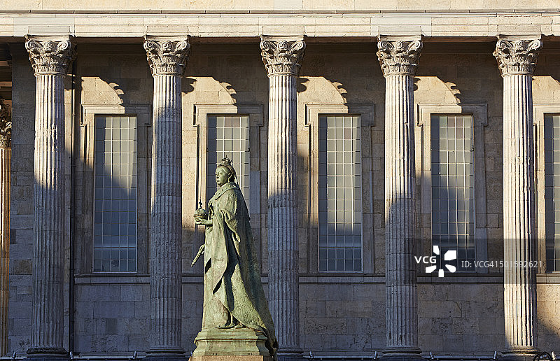 伯明翰市政厅的维多利亚女王雕像图片素材