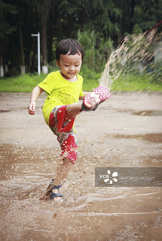 可爱的孩子们在公园里玩耍图片素材