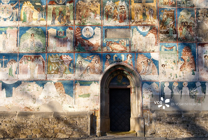 罗马尼亚布科维纳阿尔博雷修道院的外部壁画图片素材