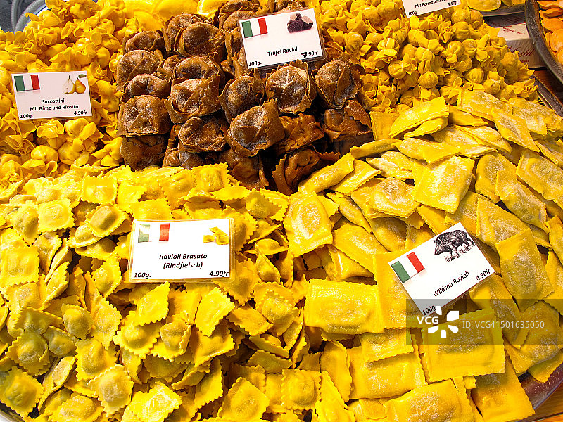 瑞士伯尔尼圣诞市场上的新鲜意式饺子图片素材