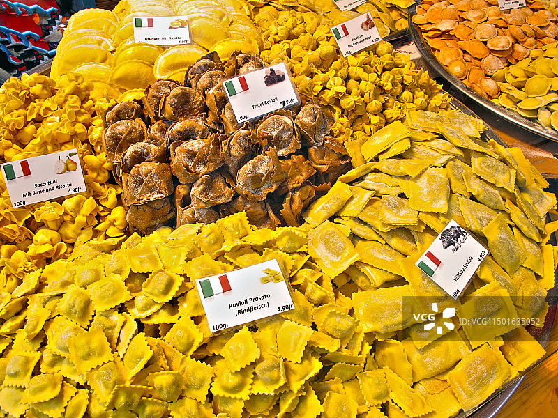 瑞士伯尔尼圣诞市场上的新鲜意式饺子图片素材