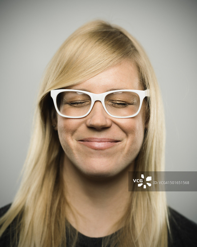 年轻快乐的澳大利亚女人看向镜头图片素材