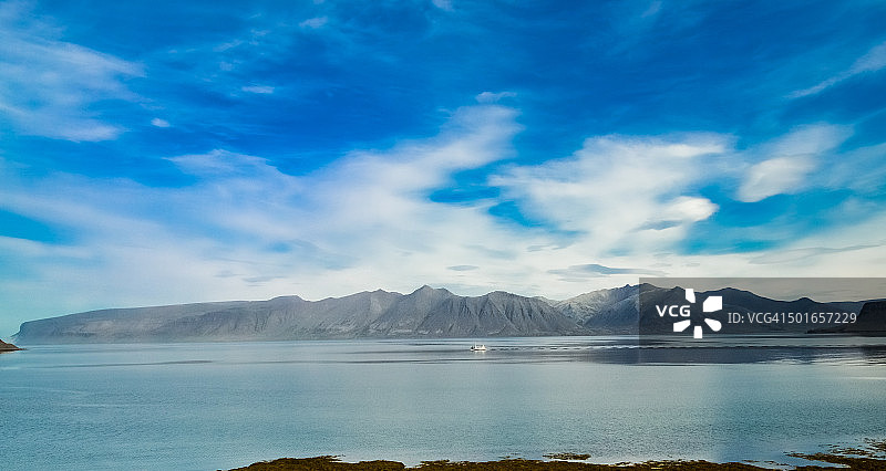 航行在冰岛峡湾的渔船图片素材