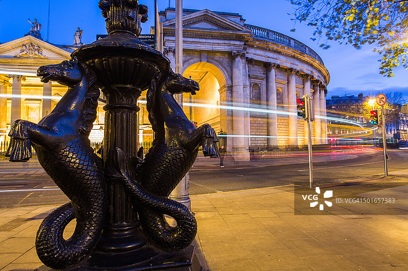 黎明时分的学院绿地图片素材