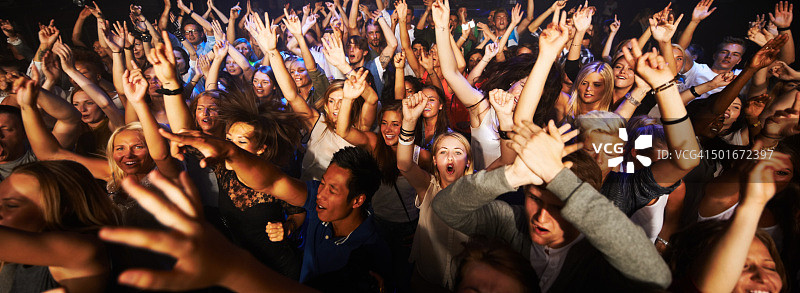 成群的狂热粉丝图片素材