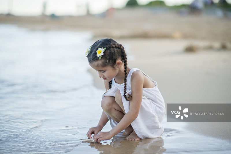 触摸海星的小女孩图片素材