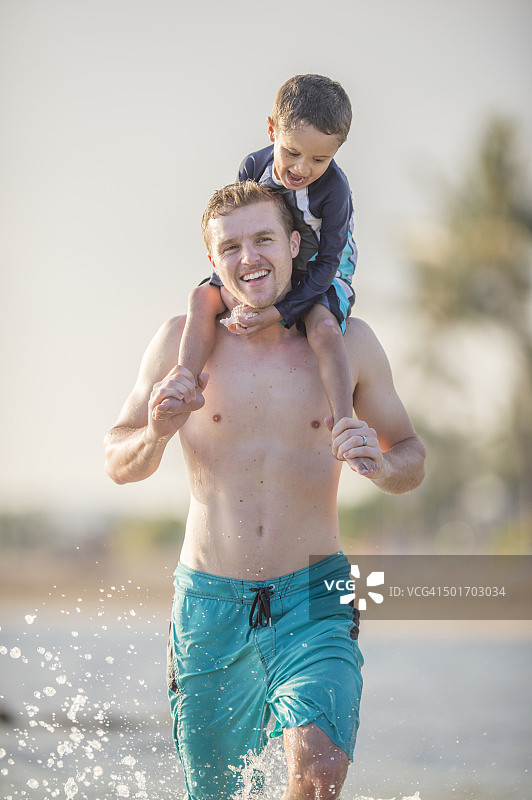 坐在父亲肩膀上的小男孩图片素材