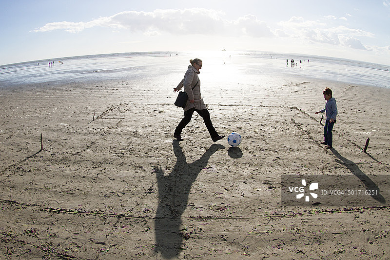 祖母和孙子踢足球图片素材