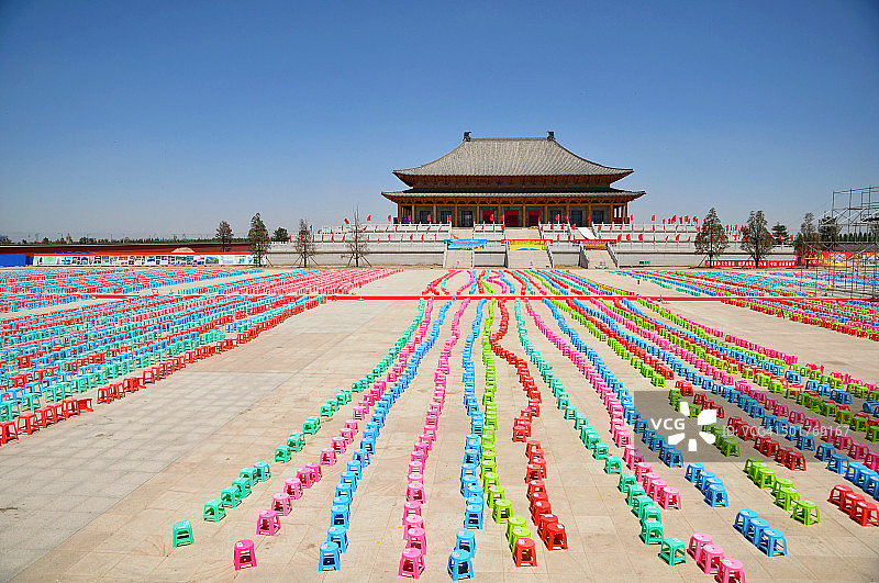 中国山西省应县寺庙前的大型小长凳聚集图片素材