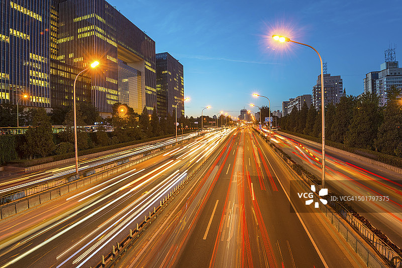 城市公路夜间交通图片素材