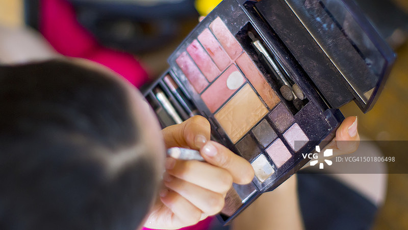 俯视角度拍摄的化妆中的女人图片素材