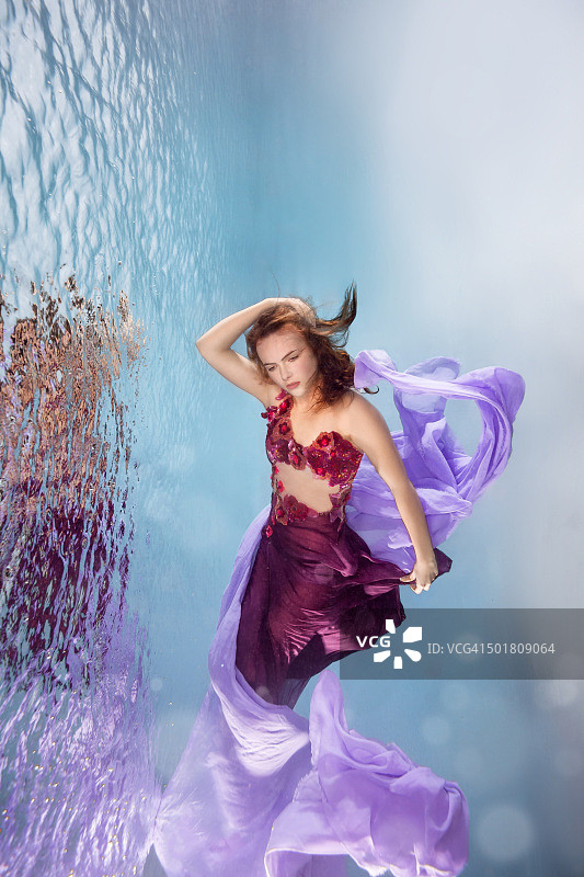 水下的年轻女人图片素材