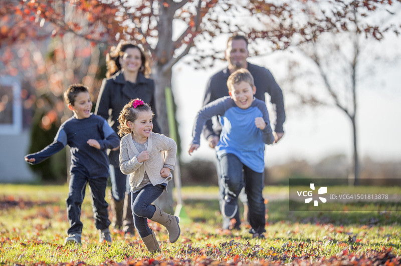 兄弟姐妹在院子里互相追逐图片素材