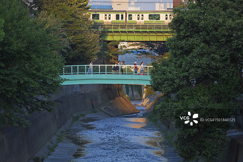 日本东京的神田川与山手线列车图片素材