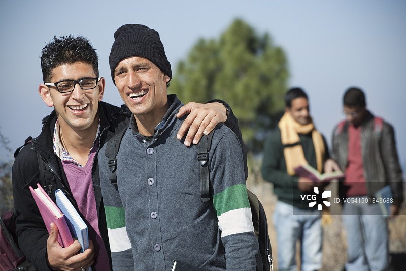 阳光明媚的一天里大学生们一起玩耍图片素材