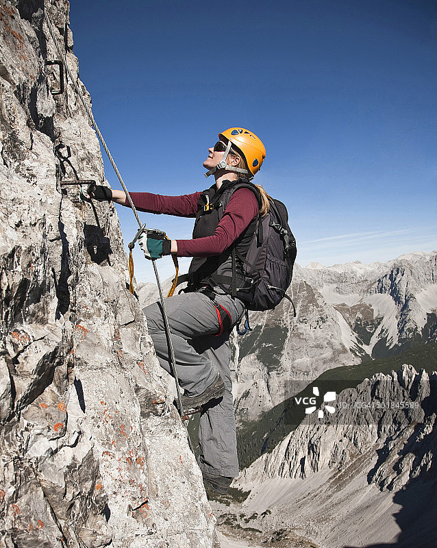 在奥地利因斯布鲁克路线上攀岩的女登山运动员图片素材