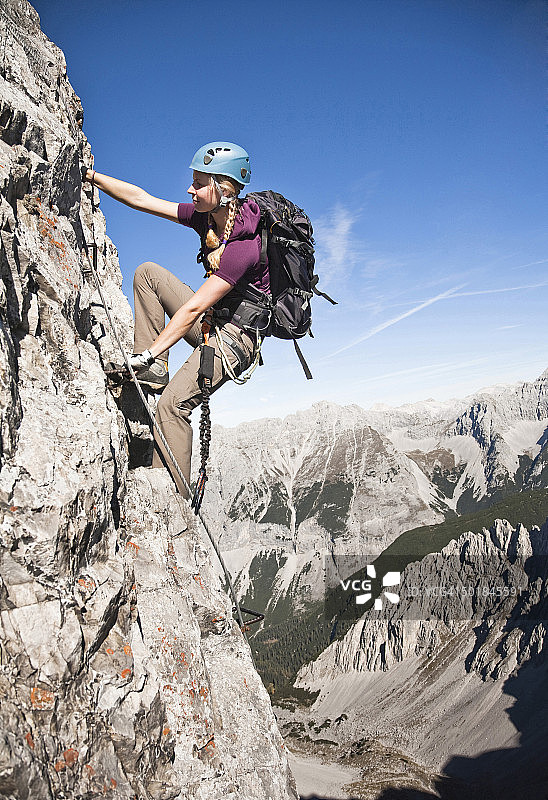 在奥地利因斯布鲁克路线上攀岩的女登山运动员图片素材