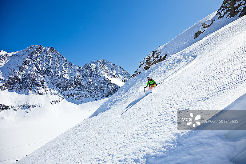 在奥地利蒂罗尔州施图拜滑下坡的女滑雪者图片素材