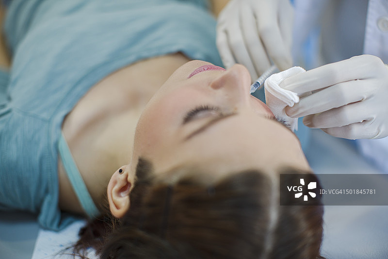 女人正在接受肉毒杆菌注射图片素材
