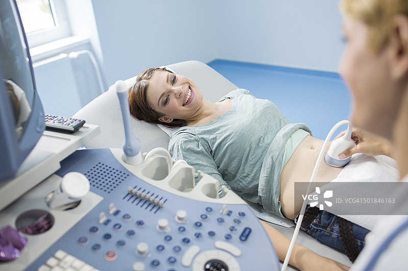 孕妇进行超声检查图片素材