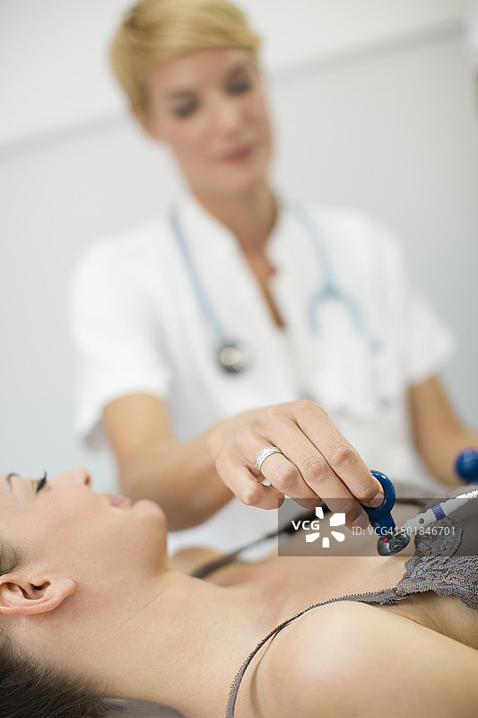 德国慕尼黑女患者心电图检查图片素材