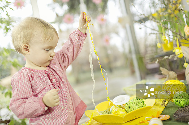 在克罗地亚奥西耶克，小女孩玩复活节装饰品图片素材