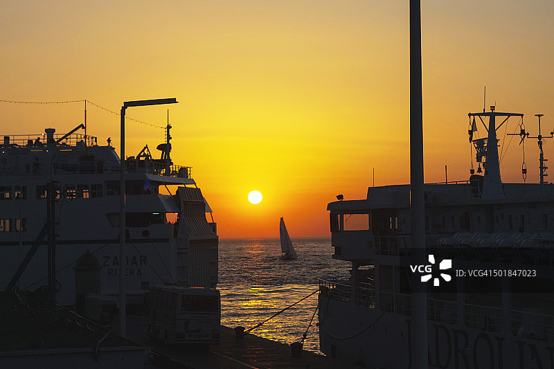 克罗地亚扎达尔港口日落船只图片素材