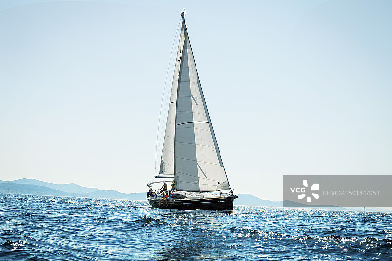 年轻人在克罗地亚亚得里亚海航行图片素材