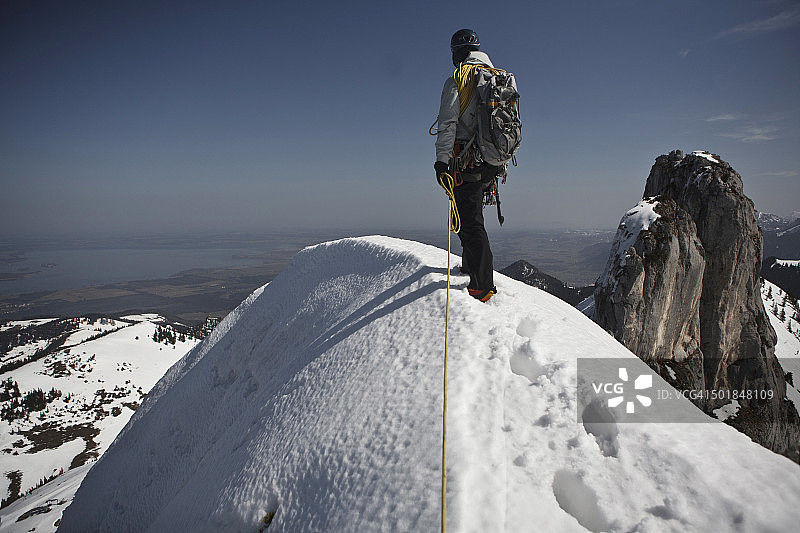 德国巴伐利亚楚格峰山顶登山者眺望图片素材