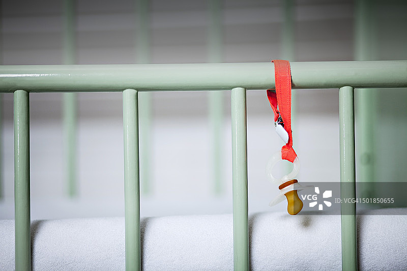 慕尼黑，巴伐利亚，德国，婴儿床上的奶嘴图片素材
