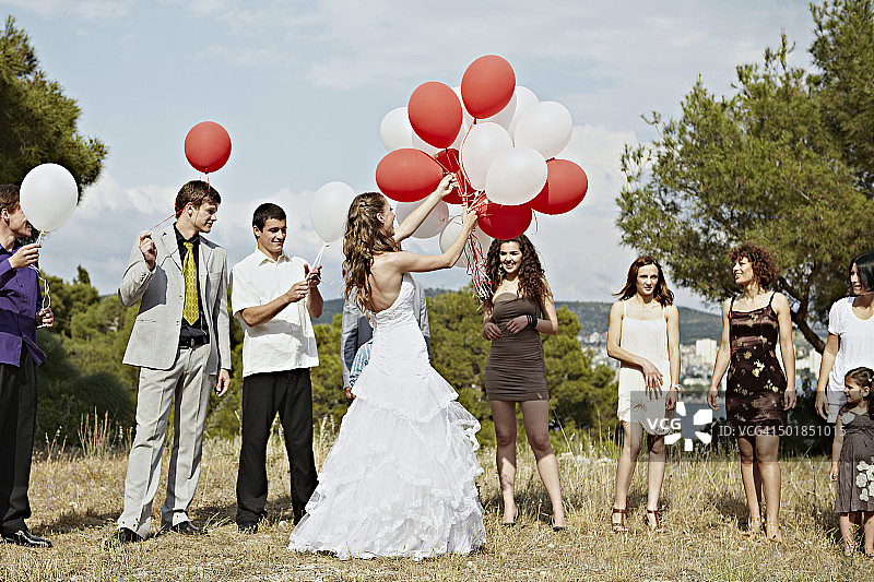 在克罗地亚欧洲户外手持气球的婚礼宾客图片素材