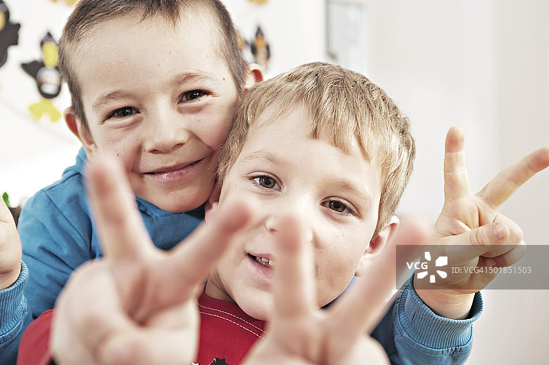 两个男孩做出胜利的标志，德国巴伐利亚州图片素材