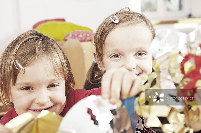 德国巴伐利亚州幼儿园里的两个女孩图片素材