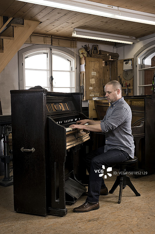在德国巴伐利亚雷根斯堡弹钢琴的乐器制造商图片素材