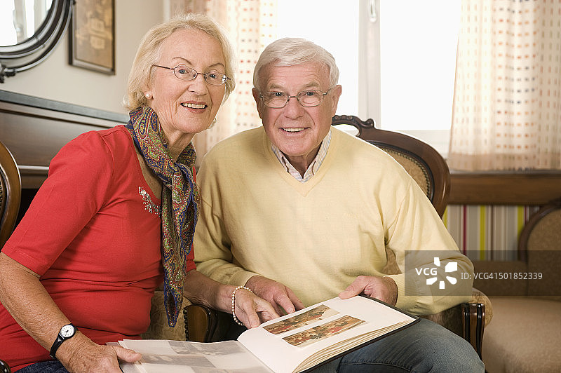 在德国巴伐利亚疗养院看照片的年长夫妇图片素材
