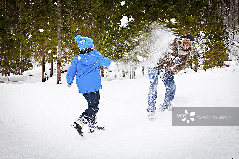 德国巴伐利亚施皮京湖的雪景父子图片素材