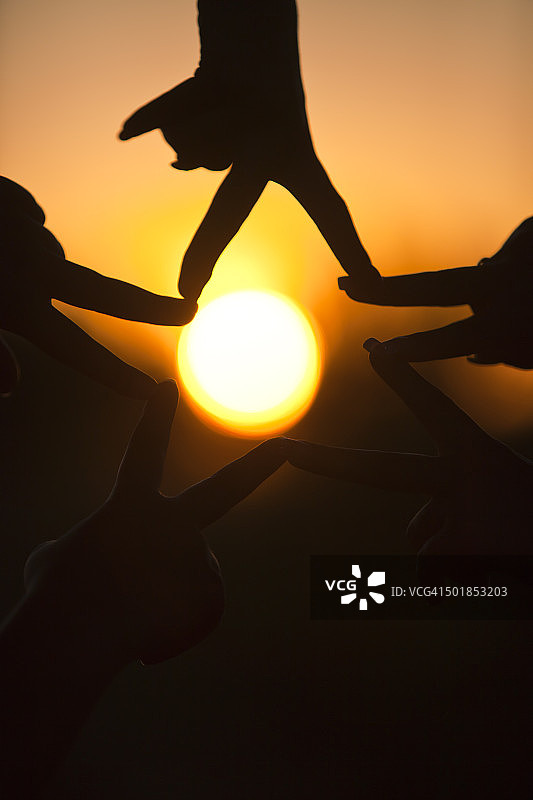 双手在红色天空下用手指做框架，克罗地亚斯拉沃尼亚图片素材