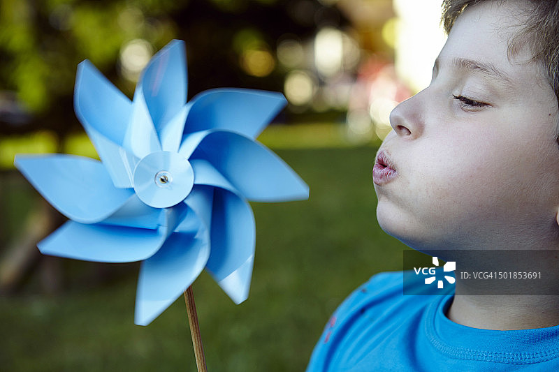 男孩在德国慕尼黑巴伐利亚吹风车图片素材