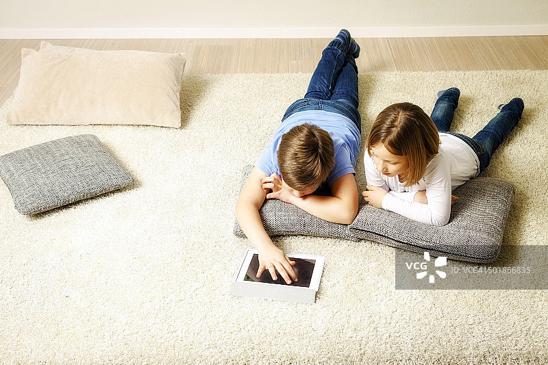 孩子们在家使用平板电脑，德国巴伐利亚州慕尼黑图片素材