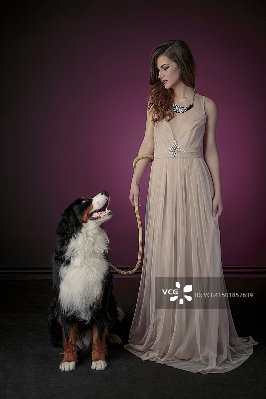 身穿晚礼服的年轻女人与小狗图片素材